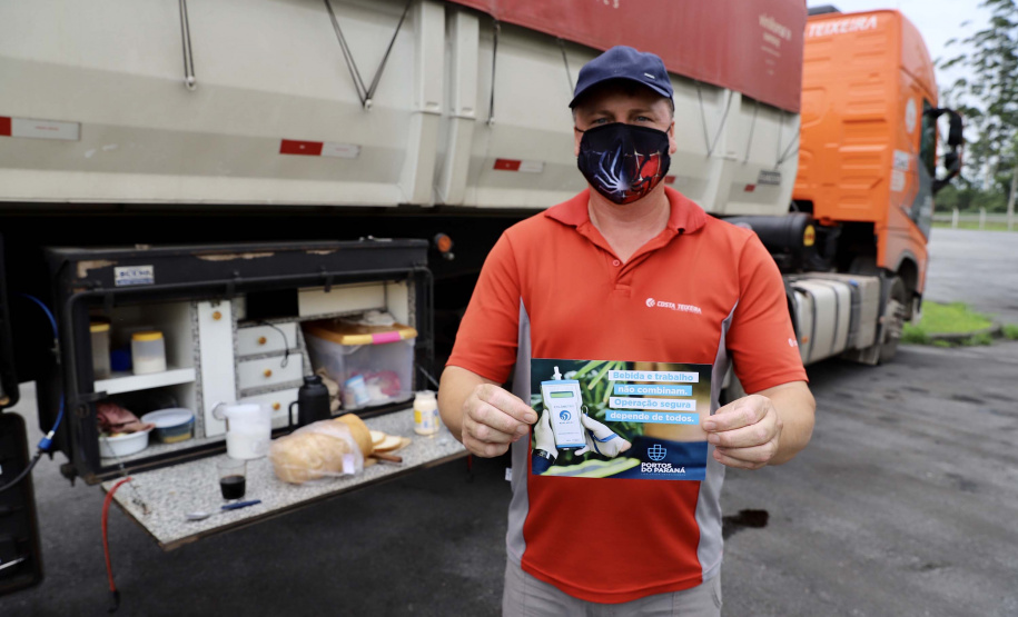 A empresa pública Portos do Paraná dá início à campanha para orientar os trabalhadores portuários, prestadores de serviços e caminhoneiros quanto ao teste do etilômetro, que passa ser realizado a partir do próximo dia 30. O etilômetros é o equipamento utilizado para fazer o exame que indica a concentração de álcool no ar exalado dos pulmões de quem é testado.