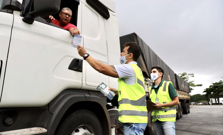 A empresa pública Portos do Paraná dá início à campanha para orientar os trabalhadores portuários, prestadores de serviços e caminhoneiros quanto ao teste do etilômetro, que passa ser realizado a partir do próximo dia 30. O etilômetros é o equipamento utilizado para fazer o exame que indica a concentração de álcool no ar exalado dos pulmões de quem é testado.