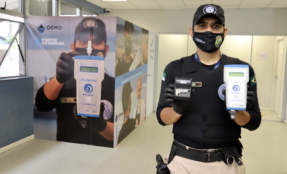 A empresa pública Portos do Paraná dá início à campanha para orientar os trabalhadores portuários, prestadores de serviços e caminhoneiros quanto ao teste do etilômetro, que passa ser realizado a partir do próximo dia 30. O etilômetros é o equipamento utilizado para fazer o exame que indica a concentração de álcool no ar exalado dos pulmões de quem é testado.