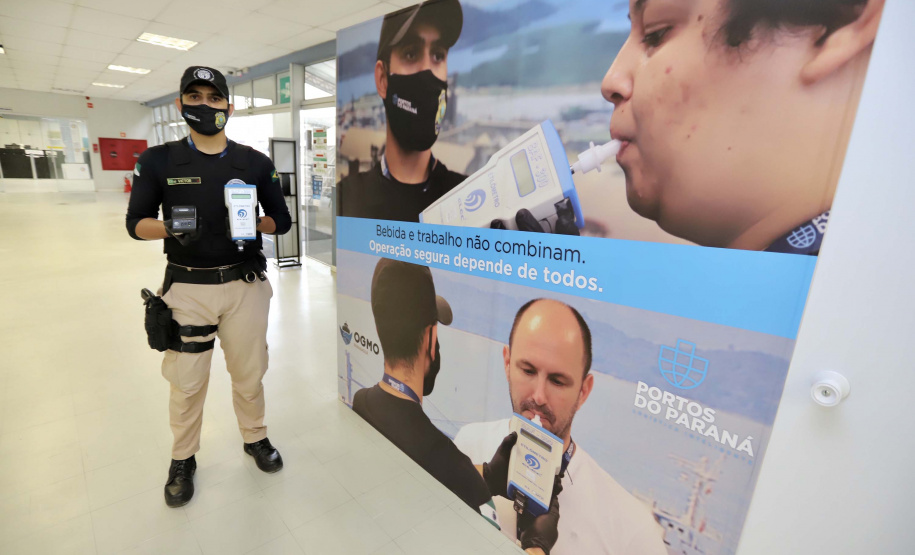 A empresa pública Portos do Paraná dá início à campanha para orientar os trabalhadores portuários, prestadores de serviços e caminhoneiros quanto ao teste do etilômetro, que passa ser realizado a partir do próximo dia 30. O etilômetros é o equipamento utilizado para fazer o exame que indica a concentração de álcool no ar exalado dos pulmões de quem é testado.