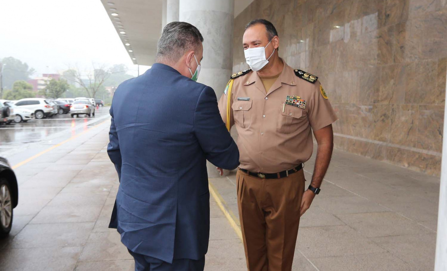 O governador em exercicio Darci Piana entrega nesta quarta-feira (11) a Medalha do Merito da Casa Militar ao lado do  Chefe da Casa Militar Major Welby Pereira Sales para o Secretário da Segurança Pública do Paraná, coronel Romulo Marinho Soares, Presidente do Tribunal de Justiça, desembargador Adalberto Jorge Xisto Pereira e para o comandante da 5ª Divisão do Exército Brasileiro, general Carlos José Russo Assumpção Penteado.   Curitiba, 27/08/2020 -  Foto: Geraldo Bubniak/AEN
