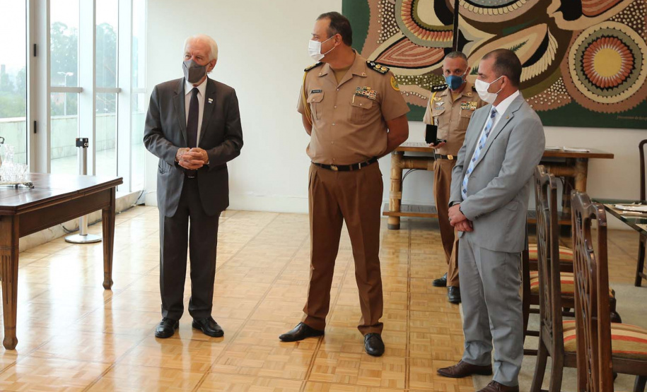 O governador em exercicio Darci Piana entrega nesta quarta-feira (11) a Medalha do Merito da Casa Militar ao lado do  Chefe da Casa Militar Tenente-Coronel Welby Pereira Sales para o Secretário da Segurança Pública do Paraná, coronel Romulo Marinho Soares, Presidente do Tribunal de Justiça, desembargador Adalberto Jorge Xisto Pereira e para o comandante da 5ª Divisão do Exército Brasileiro, general Carlos José Russo Assumpção Penteado.   Curitiba, 27/08/2020 -  Foto: Geraldo Bubniak/AEN
