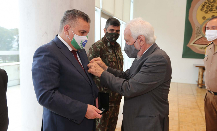 O governador em exercicio Darci Piana entrega nesta quarta-feira (11) a Medalha do Merito da Casa Militar ao lado do  Chefe da Casa Militar Tenente-Coronel Welby Pereira Sales para o Secretário da Segurança Pública do Paraná, coronel Romulo Marinho Soares, Presidente do Tribunal de Justiça, desembargador Adalberto Jorge Xisto Pereira e para o comandante da 5ª Divisão do Exército Brasileiro, general Carlos José Russo Assumpção Penteado.   Curitiba, 27/08/2020 -  Foto: Geraldo Bubniak/AEN