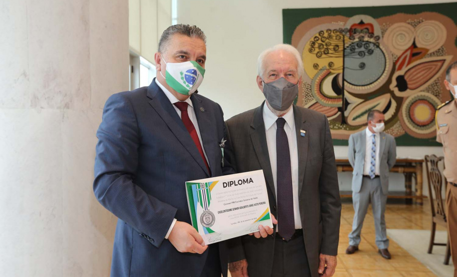 O governador em exercicio Darci Piana entrega nesta quarta-feira (11) a Medalha do Merito da Casa Militar ao lado do  Chefe da Casa Militar Tenente-Coronel Welby Pereira Sales para o Secretário da Segurança Pública do Paraná, coronel Romulo Marinho Soares, Presidente do Tribunal de Justiça, desembargador Adalberto Jorge Xisto Pereira e para o comandante da 5ª Divisão do Exército Brasileiro, general Carlos José Russo Assumpção Penteado.   Curitiba, 27/08/2020 -  Foto: Geraldo Bubniak/AEN