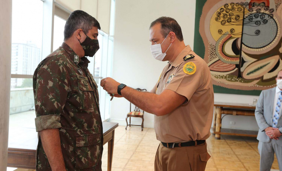 O governador em exercicio Darci Piana entrega nesta quarta-feira (11) a Medalha do Merito da Casa Militar ao lado do  Chefe da Casa Militar Tenente-Coronel Welby Pereira Sales para o Secretário da Segurança Pública do Paraná, coronel Romulo Marinho Soares, Presidente do Tribunal de Justiça, desembargador Adalberto Jorge Xisto Pereira e para o comandante da 5ª Divisão do Exército Brasileiro, general Carlos José Russo Assumpção Penteado.   Curitiba, 27/08/2020 -  Foto: Geraldo Bubniak/AEN