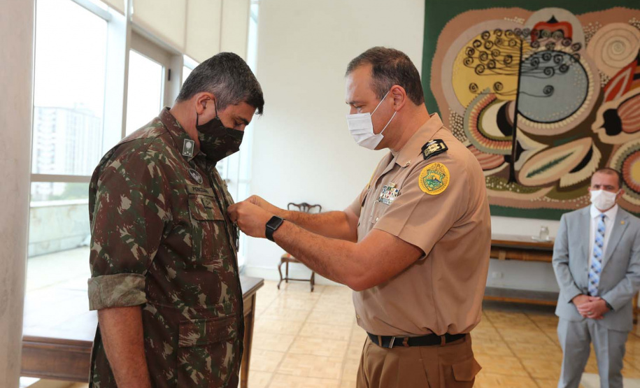 O governador em exercicio Darci Piana entrega nesta quarta-feira (11) a Medalha do Merito da Casa Militar ao lado do  Chefe da Casa Militar Tenente-Coronel Welby Pereira Sales para o Secretário da Segurança Pública do Paraná, coronel Romulo Marinho Soares, Presidente do Tribunal de Justiça, desembargador Adalberto Jorge Xisto Pereira e para o comandante da 5ª Divisão do Exército Brasileiro, general Carlos José Russo Assumpção Penteado.   Curitiba, 27/08/2020 -  Foto: Geraldo Bubniak/AEN