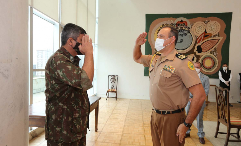 O governador em exercicio Darci Piana entrega nesta quarta-feira (11) a Medalha do Merito da Casa Militar ao lado do  Chefe da Casa Militar Tenente-Coronel Welby Pereira Sales para o Secretário da Segurança Pública do Paraná, coronel Romulo Marinho Soares, Presidente do Tribunal de Justiça, desembargador Adalberto Jorge Xisto Pereira e para o comandante da 5ª Divisão do Exército Brasileiro, general Carlos José Russo Assumpção Penteado.   Curitiba, 27/08/2020 -  Foto: Geraldo Bubniak/AEN