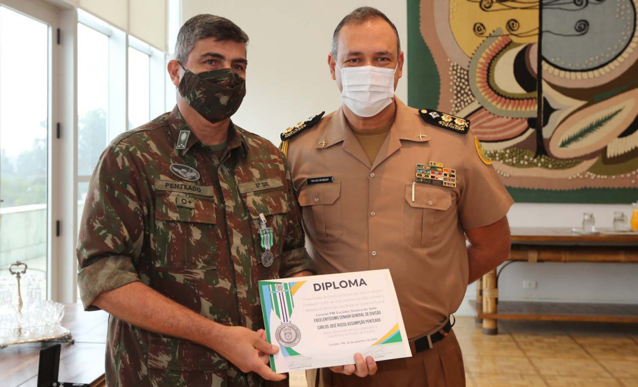 O governador em exercicio Darci Piana entrega nesta quarta-feira (11) a Medalha do Merito da Casa Militar ao lado do  Chefe da Casa Militar Tenente-Coronel Welby Pereira Sales para o Secretário da Segurança Pública do Paraná, coronel Romulo Marinho Soares, Presidente do Tribunal de Justiça, desembargador Adalberto Jorge Xisto Pereira e para o comandante da 5ª Divisão do Exército Brasileiro, general Carlos José Russo Assumpção Penteado.   Curitiba, 27/08/2020 -  Foto: Geraldo Bubniak/AEN