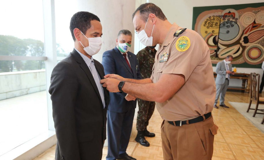 O governador em exercicio Darci Piana entrega nesta quarta-feira (11) a Medalha do Merito da Casa Militar ao lado do  Chefe da Casa Militar Tenente-Coronel Welby Pereira Sales para o Secretário da Segurança Pública do Paraná, coronel Romulo Marinho Soares, Presidente do Tribunal de Justiça, desembargador Adalberto Jorge Xisto Pereira e para o comandante da 5ª Divisão do Exército Brasileiro, general Carlos José Russo Assumpção Penteado.   Curitiba, 27/08/2020 -  Foto: Geraldo Bubniak/AEN