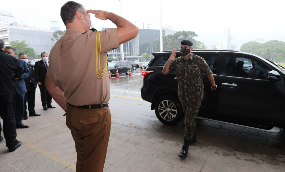 O governador em exercicio Darci Piana entrega nesta quarta-feira (11) a Medalha do Merito da Casa Militar ao lado do  Chefe da Casa Militar Tenente-Coronel Welby Pereira Sales para o Secretário da Segurança Pública do Paraná, coronel Romulo Marinho Soares, Presidente do Tribunal de Justiça, desembargador Adalberto Jorge Xisto Pereira e para o comandante da 5ª Divisão do Exército Brasileiro, general Carlos José Russo Assumpção Penteado.   Curitiba, 27/08/2020 -  Foto: Geraldo Bubniak/AEN
