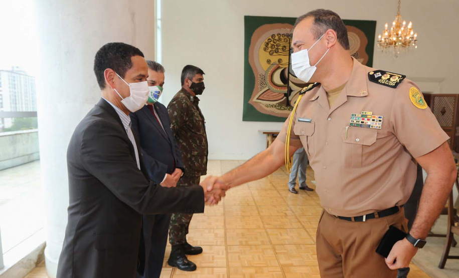 O governador em exercicio Darci Piana entrega nesta quarta-feira (11) a Medalha do Merito da Casa Militar ao lado do  Chefe da Casa Militar Tenente-Coronel Welby Pereira Sales para o Secretário da Segurança Pública do Paraná, coronel Romulo Marinho Soares, Presidente do Tribunal de Justiça, desembargador Adalberto Jorge Xisto Pereira e para o comandante da 5ª Divisão do Exército Brasileiro, general Carlos José Russo Assumpção Penteado.   Curitiba, 27/08/2020 -  Foto: Geraldo Bubniak/AEN