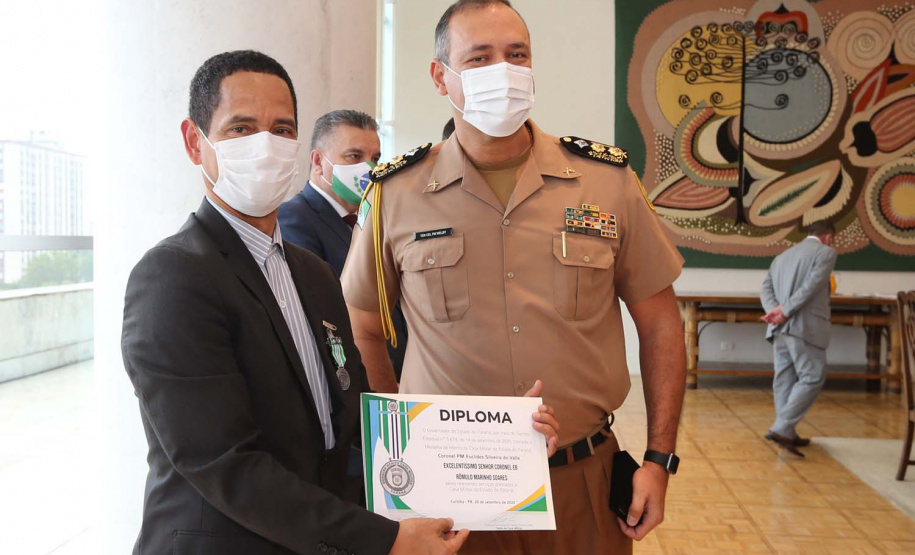 O governador em exercicio Darci Piana entrega nesta quarta-feira (11) a Medalha do Merito da Casa Militar ao lado do  Chefe da Casa Militar Tenente-Coronel Welby Pereira Sales para o Secretário da Segurança Pública do Paraná, coronel Romulo Marinho Soares, Presidente do Tribunal de Justiça, desembargador Adalberto Jorge Xisto Pereira e para o comandante da 5ª Divisão do Exército Brasileiro, general Carlos José Russo Assumpção Penteado.   Curitiba, 27/08/2020 -  Foto: Geraldo Bubniak/AEN