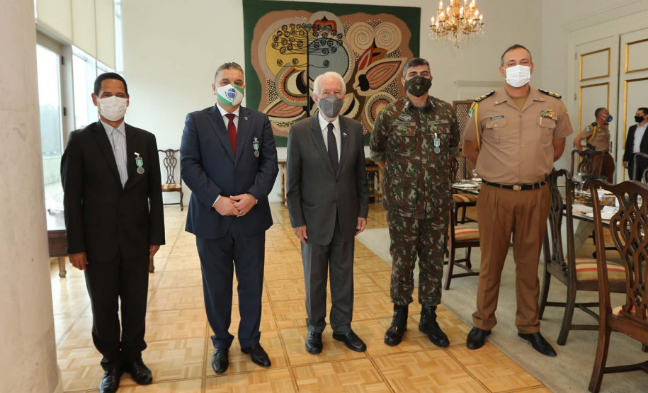 O governador em exercicio Darci Piana entrega nesta quarta-feira (11) a Medalha do Merito da Casa Militar ao lado do  Chefe da Casa Militar Tenente-Coronel Welby Pereira Sales para o Secretário da Segurança Pública do Paraná, coronel Romulo Marinho Soares, Presidente do Tribunal de Justiça, desembargador Adalberto Jorge Xisto Pereira e para o comandante da 5ª Divisão do Exército Brasileiro, general Carlos José Russo Assumpção Penteado.   Curitiba, 27/08/2020 -  Foto: Geraldo Bubniak/AEN