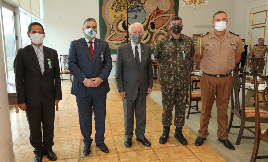 O governador em exercicio Darci Piana entrega nesta quarta-feira (11) a Medalha do Merito da Casa Militar ao lado do  Chefe da Casa Militar Tenente-Coronel Welby Pereira Sales para o Secretário da Segurança Pública do Paraná, coronel Romulo Marinho Soares, Presidente do Tribunal de Justiça, desembargador Adalberto Jorge Xisto Pereira e para o comandante da 5ª Divisão do Exército Brasileiro, general Carlos José Russo Assumpção Penteado.   Curitiba, 27/08/2020 -  Foto: Geraldo Bubniak/AEN