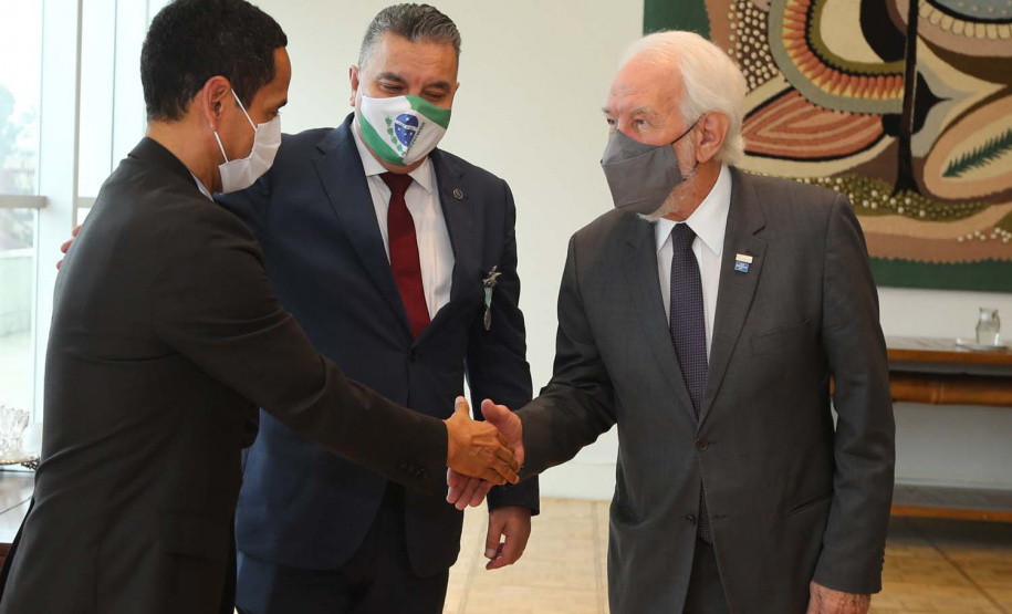 O governador em exercicio Darci Piana entrega nesta quarta-feira (11) a Medalha do Merito da Casa Militar ao lado do  Chefe da Casa Militar Tenente-Coronel Welby Pereira Sales para o Secretário da Segurança Pública do Paraná, coronel Romulo Marinho Soares, Presidente do Tribunal de Justiça, desembargador Adalberto Jorge Xisto Pereira e para o comandante da 5ª Divisão do Exército Brasileiro, general Carlos José Russo Assumpção Penteado.   Curitiba, 27/08/2020 -  Foto: Geraldo Bubniak/AEN