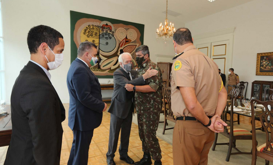 O governador em exercicio Darci Piana entrega nesta quarta-feira (11) a Medalha do Merito da Casa Militar ao lado do  Chefe da Casa Militar Tenente-Coronel Welby Pereira Sales para o Secretário da Segurança Pública do Paraná, coronel Romulo Marinho Soares, Presidente do Tribunal de Justiça, desembargador Adalberto Jorge Xisto Pereira e para o comandante da 5ª Divisão do Exército Brasileiro, general Carlos José Russo Assumpção Penteado.   Curitiba, 27/08/2020 -  Foto: Geraldo Bubniak/AEN