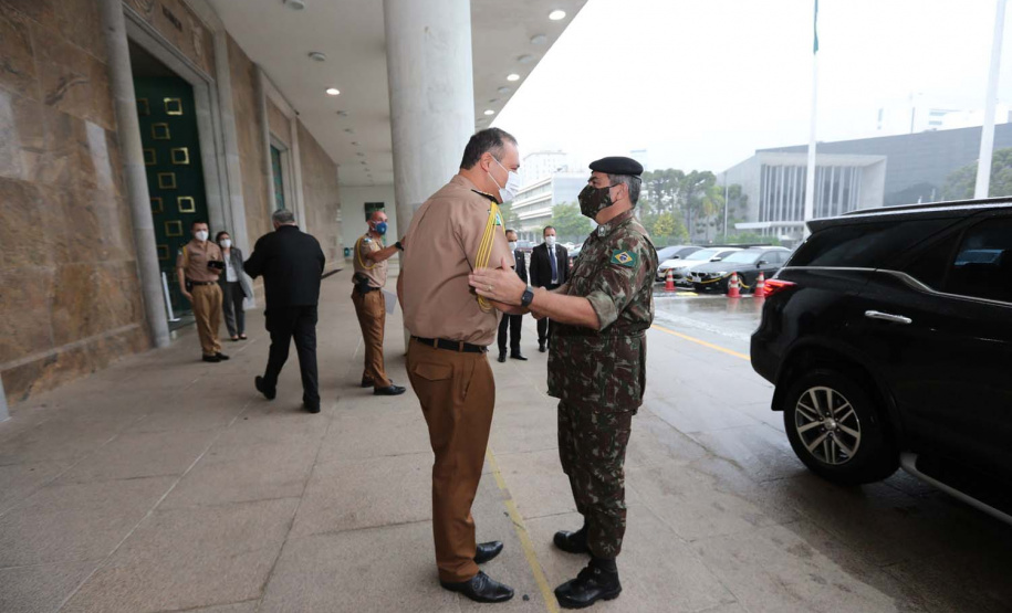 O governador em exercicio Darci Piana entrega nesta quarta-feira (11) a Medalha do Merito da Casa Militar ao lado do  Chefe da Casa Militar Tenente-Coronel Welby Pereira Sales para o Secretário da Segurança Pública do Paraná, coronel Romulo Marinho Soares, Presidente do Tribunal de Justiça, desembargador Adalberto Jorge Xisto Pereira e para o comandante da 5ª Divisão do Exército Brasileiro, general Carlos José Russo Assumpção Penteado.   Curitiba, 27/08/2020 -  Foto: Geraldo Bubniak/AEN