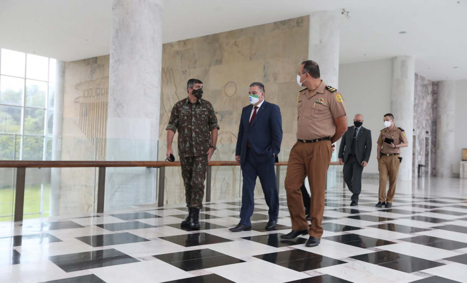 O governador em exercicio Darci Piana entrega nesta quarta-feira (11) a Medalha do Merito da Casa Militar ao lado do  Chefe da Casa Militar Tenente-Coronel Welby Pereira Sales para o Secretário da Segurança Pública do Paraná, coronel Romulo Marinho Soares, Presidente do Tribunal de Justiça, desembargador Adalberto Jorge Xisto Pereira e para o comandante da 5ª Divisão do Exército Brasileiro, general Carlos José Russo Assumpção Penteado.   Curitiba, 27/08/2020 -  Foto: Geraldo Bubniak/AEN