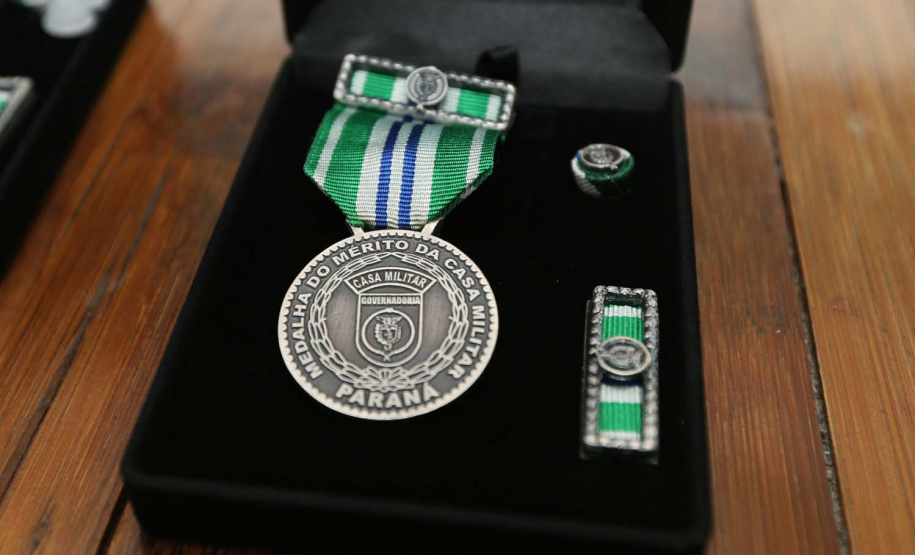 O governador em exercicio Darci Piana entrega nesta quarta-feira (11) a Medalha do Merito da Casa Militar ao lado do  Chefe da Casa Militar Tenente-Coronel Welby Pereira Sales para o Secretário da Segurança Pública do Paraná, coronel Romulo Marinho Soares, Presidente do Tribunal de Justiça, desembargador Adalberto Jorge Xisto Pereira e para o comandante da 5ª Divisão do Exército Brasileiro, general Carlos José Russo Assumpção Penteado.   Curitiba, 27/08/2020 -  Foto: Geraldo Bubniak/AEN