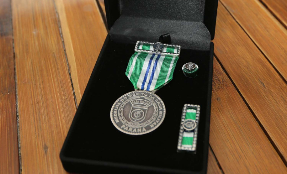 O governador em exercicio Darci Piana entrega nesta quarta-feira (11) a Medalha do Merito da Casa Militar ao lado do  Chefe da Casa Militar Tenente-Coronel Welby Pereira Sales para o Secretário da Segurança Pública do Paraná, coronel Romulo Marinho Soares, Presidente do Tribunal de Justiça, desembargador Adalberto Jorge Xisto Pereira e para o comandante da 5ª Divisão do Exército Brasileiro, general Carlos José Russo Assumpção Penteado.   Curitiba, 27/08/2020 -  Foto: Geraldo Bubniak/AEN