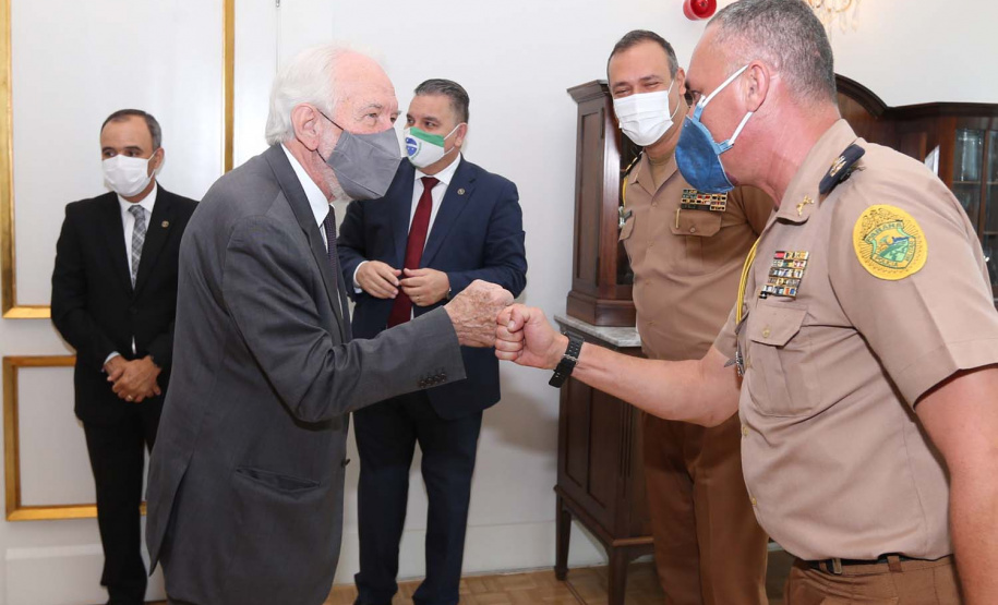 O governador em exercicio Darci Piana entrega nesta quarta-feira (11) a Medalha do Merito da Casa Militar ao lado do  Chefe da Casa Militar Tenente-Coronel Welby Pereira Sales para o Secretário da Segurança Pública do Paraná, coronel Romulo Marinho Soares, Presidente do Tribunal de Justiça, desembargador Adalberto Jorge Xisto Pereira e para o comandante da 5ª Divisão do Exército Brasileiro, general Carlos José Russo Assumpção Penteado.   Curitiba, 27/08/2020 -  Foto: Geraldo Bubniak/AEN
