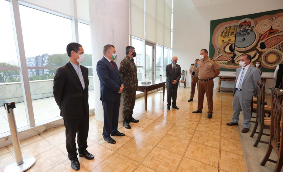 O governador em exercicio Darci Piana entrega nesta quarta-feira (11) a Medalha do Merito da Casa Militar ao lado do  Chefe da Casa Militar Tenente-Coronel Welby Pereira Sales para o Secretário da Segurança Pública do Paraná, coronel Romulo Marinho Soares, Presidente do Tribunal de Justiça, desembargador Adalberto Jorge Xisto Pereira e para o comandante da 5ª Divisão do Exército Brasileiro, general Carlos José Russo Assumpção Penteado.   Curitiba, 27/08/2020 -  Foto: Geraldo Bubniak/AEN