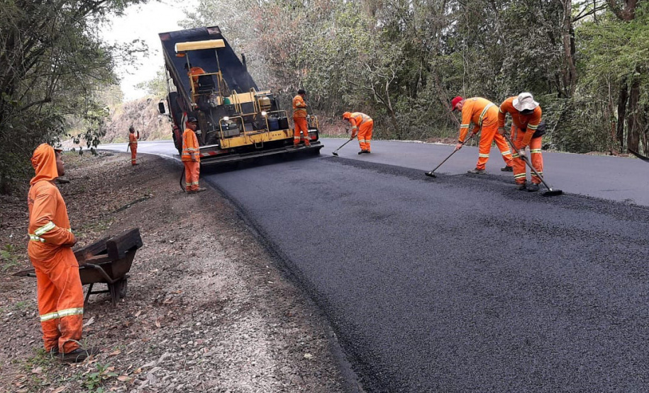 Trecho da PR-462, na região Centro-Oeste, recebeu serviços de conservação para melhor atender futura demanda de visitantes a ponto turístico famoso.
Foto: DER
