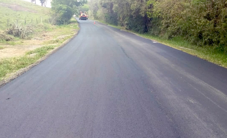 Trecho da PR-462, na região Centro-Oeste, recebeu serviços de conservação para melhor atender futura demanda de visitantes a ponto turístico famoso.
Foto: DER