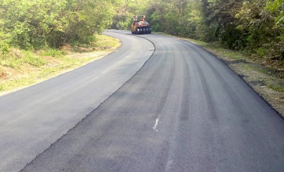 Trecho da PR-462, na região Centro-Oeste, recebeu serviços de conservação para melhor atender futura demanda de visitantes a ponto turístico famoso.
Foto: DER