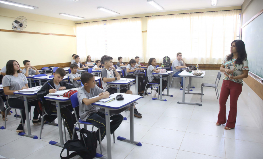 Em menos de 24 horas, número de inscritos se aproxima do total de vagas que o edital prevê. Provas serão realizadas no dia 13 de dezembro, nas cidades-sede dos Núcleos Regionais de Educação.