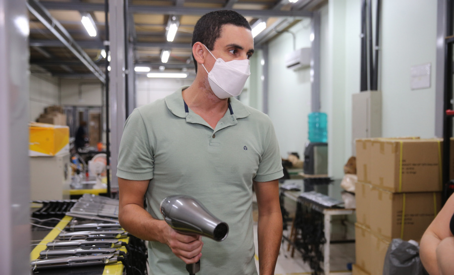 FEITO NO PARANA - Lizze equipamentos , empresa de comercialização de produtos para salão. Produtos profissionais como secadores, pranchas e máquinas de corte. Campo Mourao 08/10/2020 - Foto: Geraldo Bubniak/AEN