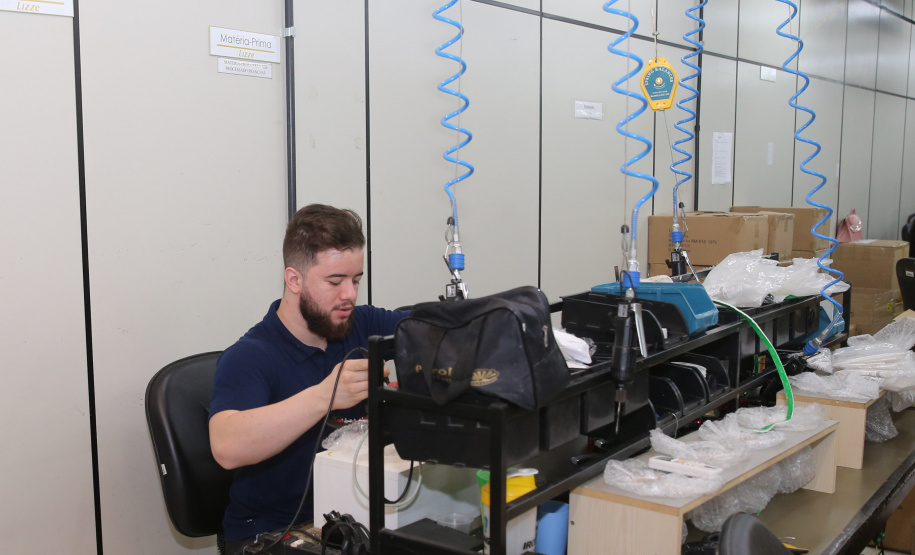 FEITO NO PARANA - Lizze equipamentos , empresa de comercialização de produtos para salão. Produtos profissionais como secadores, pranchas e máquinas de corte. Campo Mourao 08/10/2020 - Foto: Geraldo Bubniak/AEN