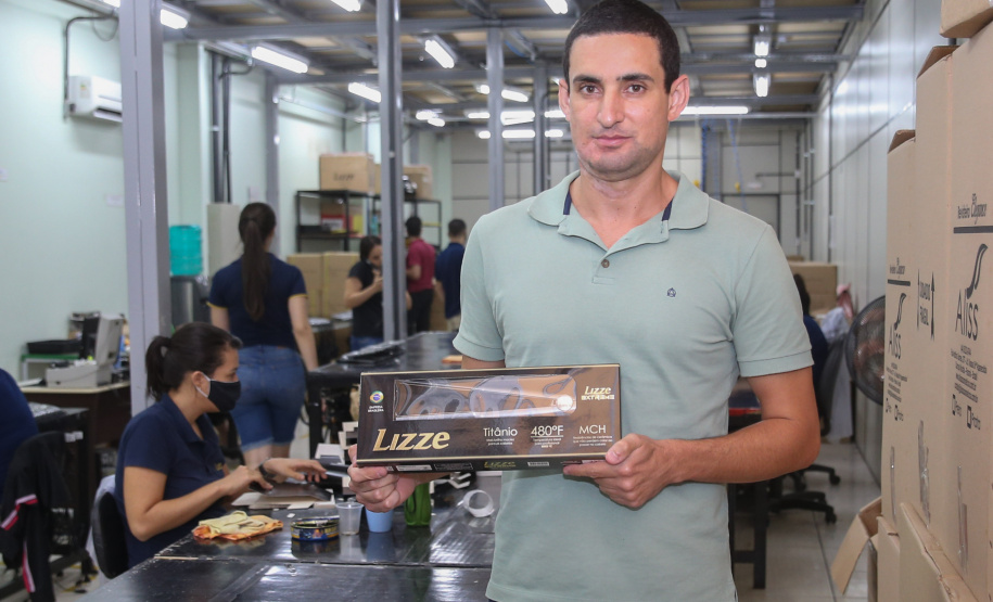 FEITO NO PARANA - Lizze equipamentos , empresa de comercialização de produtos para salão. Produtos profissionais como secadores, pranchas e máquinas de corte. Sidimar Rocha dos Santos, Sócio Fundador da Lizze e Petlizze Equipamentos.Campo Mourao 08/10/2020 - Foto: Geraldo Bubniak/AEN