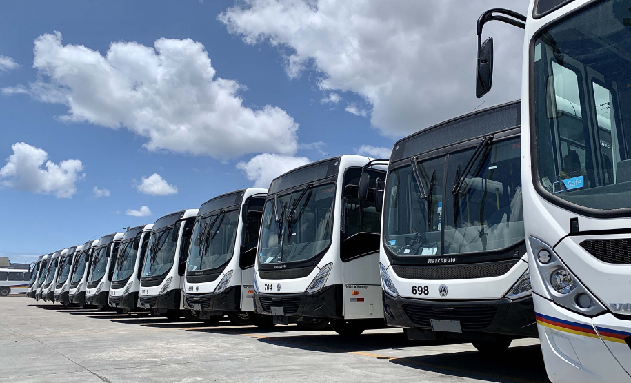 O maior embarque de ônibus da história do Porto de Paranaguá acontece nesta sexta-feira (13). Em um único lote, o navio Maestro Universe volta carrega 155 unidades. Os veículos de transporte coletivo serão levados para os portos de Boma, no Congo, e Luanda, em Angola. A previsão é que zarpe para a África no início da tarde. A viagem deve durar entre dez e 13 dias até os destinos. Foto: Claudio Neves