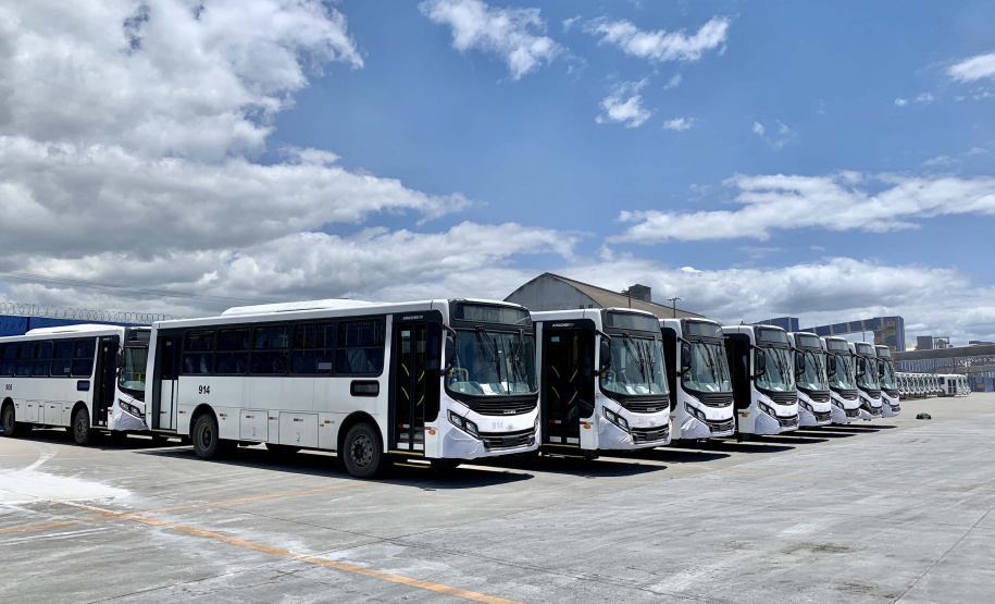 O maior embarque de ônibus da história do Porto de Paranaguá acontece nesta sexta-feira (13). Em um único lote, o navio Maestro Universe volta carrega 155 unidades. Os veículos de transporte coletivo serão levados para os portos de Boma, no Congo, e Luanda, em Angola. A previsão é que zarpe para a África no início da tarde. A viagem deve durar entre dez e 13 dias até os destinos. Foto: Claudio Neves