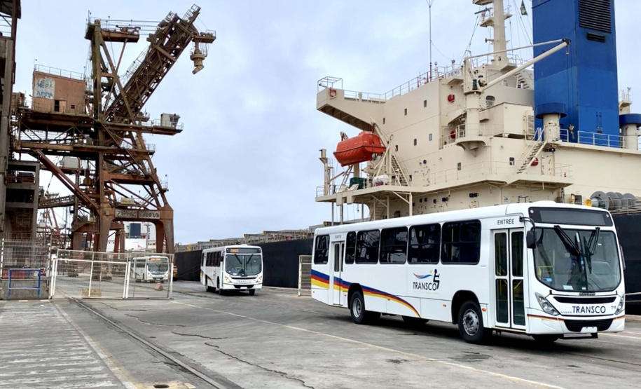 O maior embarque de ônibus da história do Porto de Paranaguá acontece nesta sexta-feira (13). Em um único lote, o navio Maestro Universe volta carrega 155 unidades. Os veículos de transporte coletivo serão levados para os portos de Boma, no Congo, e Luanda, em Angola. A previsão é que zarpe para a África no início da tarde. A viagem deve durar entre dez e 13 dias até os destinos. Foto: Claudio Neves