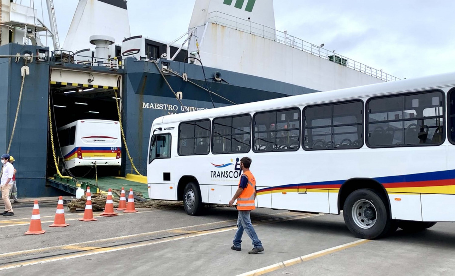O maior embarque de ônibus da história do Porto de Paranaguá acontece nesta sexta-feira (13). Em um único lote, o navio Maestro Universe volta carrega 155 unidades. Os veículos de transporte coletivo serão levados para os portos de Boma, no Congo, e Luanda, em Angola. A previsão é que zarpe para a África no início da tarde. A viagem deve durar entre dez e 13 dias até os destinos. Foto: Claudio Neves