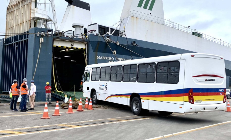 O maior embarque de ônibus da história do Porto de Paranaguá acontece nesta sexta-feira (13). Em um único lote, o navio Maestro Universe volta carrega 155 unidades. Os veículos de transporte coletivo serão levados para os portos de Boma, no Congo, e Luanda, em Angola. A previsão é que zarpe para a África no início da tarde. A viagem deve durar entre dez e 13 dias até os destinos. Foto: Claudio Neves