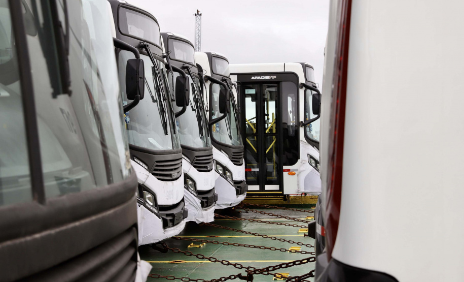 O maior embarque de ônibus da história do Porto de Paranaguá acontece nesta sexta-feira (13). Em um único lote, o navio Maestro Universe volta carrega 155 unidades. Os veículos de transporte coletivo serão levados para os portos de Boma, no Congo, e Luanda, em Angola. A previsão é que zarpe para a África no início da tarde. A viagem deve durar entre dez e 13 dias até os destinos. Foto: Claudio Neves