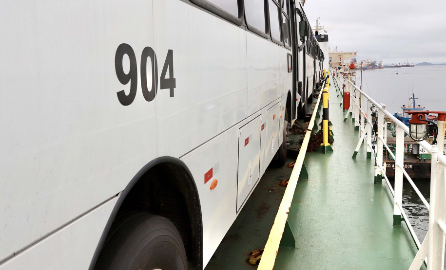 O maior embarque de ônibus da história do Porto de Paranaguá acontece nesta sexta-feira (13). Em um único lote, o navio Maestro Universe volta carrega 155 unidades. Os veículos de transporte coletivo serão levados para os portos de Boma, no Congo, e Luanda, em Angola. A previsão é que zarpe para a África no início da tarde. A viagem deve durar entre dez e 13 dias até os destinos. Foto: Claudio Neves