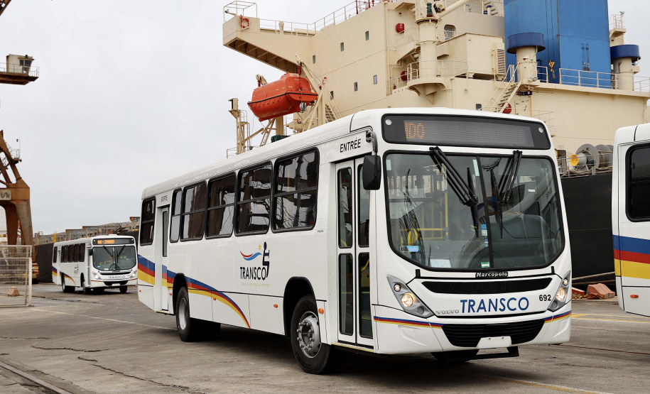 O maior embarque de ônibus da história do Porto de Paranaguá acontece nesta sexta-feira (13). Em um único lote, o navio Maestro Universe volta carrega 155 unidades. Os veículos de transporte coletivo serão levados para os portos de Boma, no Congo, e Luanda, em Angola. A previsão é que zarpe para a África no início da tarde. A viagem deve durar entre dez e 13 dias até os destinos. Foto: Claudio Neves