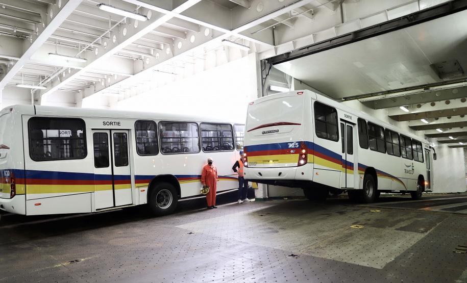 O maior embarque de ônibus da história do Porto de Paranaguá acontece nesta sexta-feira (13). Em um único lote, o navio Maestro Universe volta carrega 155 unidades. Os veículos de transporte coletivo serão levados para os portos de Boma, no Congo, e Luanda, em Angola. A previsão é que zarpe para a África no início da tarde. A viagem deve durar entre dez e 13 dias até os destinos. Foto: Claudio Neves