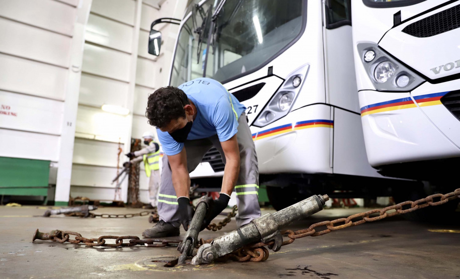 O maior embarque de ônibus da história do Porto de Paranaguá acontece nesta sexta-feira (13). Em um único lote, o navio Maestro Universe volta carrega 155 unidades. Os veículos de transporte coletivo serão levados para os portos de Boma, no Congo, e Luanda, em Angola. A previsão é que zarpe para a África no início da tarde. A viagem deve durar entre dez e 13 dias até os destinos. Foto: Claudio Neves