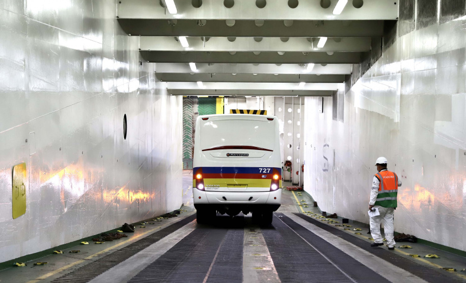 O maior embarque de ônibus da história do Porto de Paranaguá acontece nesta sexta-feira (13). Em um único lote, o navio Maestro Universe volta carrega 155 unidades. Os veículos de transporte coletivo serão levados para os portos de Boma, no Congo, e Luanda, em Angola. A previsão é que zarpe para a África no início da tarde. A viagem deve durar entre dez e 13 dias até os destinos. Foto: Claudio Neves
