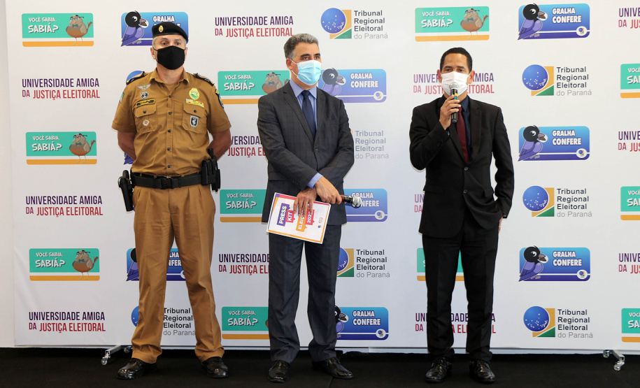 Curitiba, 13 de novembro de 2020.  Polícia Militar participa de coletiva de imprensa no TRE. Foto: Coronel Péricles de Matos, Comandante-Geral da PMPR, Desembargador Tito Campos de Paula, Presedente do TRE-PR, e Coronel Romulo Marinho Soares, Secretário de Estado da Segurança Pública.