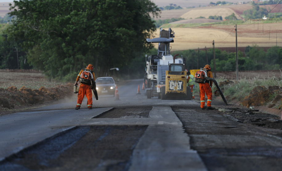 Missal - 21-10-2020 - Recape asfáltico na PR 495 em Missal - Foto : Jonathan Campos / AEN