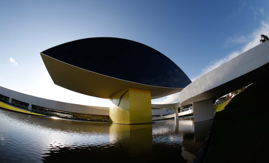 Obras e artistas de Luz ≅ Matéria são destaques no MON.