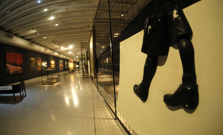 Obras e artistas de Luz ≅ Matéria são destaques no MON. Foto : Jonathan Campos / AEN