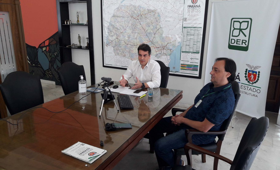 O Departamento de Estradas de Rodagem do Paraná (DER/PR) realiza uma série de apresentações pela internet, ao vivo, sobre suas obras, programas de conservação, serviços e planejamento para os próximos anos. A iniciativa “Conversas com o DER” pode ser acompanhada pelo Youtube no canal do DER/PR. As apresentações duram cerca de uma hora e ficam disponíveis no Youtube e no portal do DER/PR: www.der.pr.gov.br. Foto: DER
