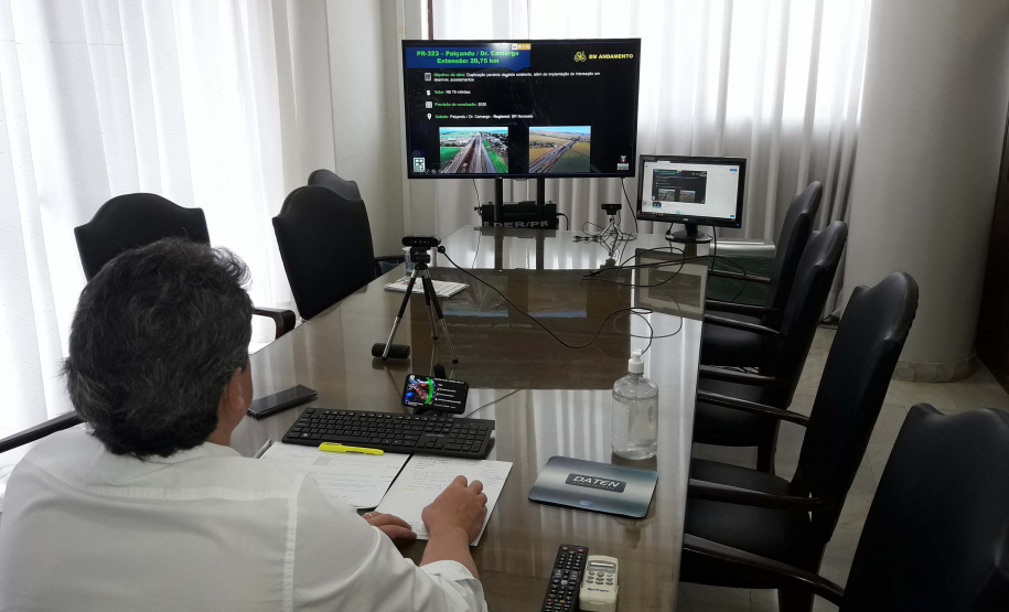 O Departamento de Estradas de Rodagem do Paraná (DER/PR) realiza uma série de apresentações pela internet, ao vivo, sobre suas obras, programas de conservação, serviços e planejamento para os próximos anos. A iniciativa “Conversas com o DER” pode ser acompanhada pelo Youtube no canal do DER/PR. As apresentações duram cerca de uma hora e ficam disponíveis no Youtube e no portal do DER/PR: www.der.pr.gov.br. Foto: DER